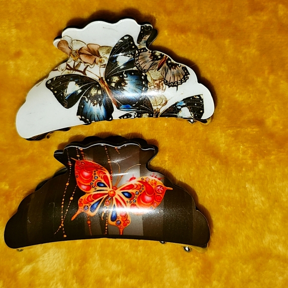 Set of 2 ✌️ butterfly 🦋 claw clips pre-owned. Never used good condition - Picture 1 of 2